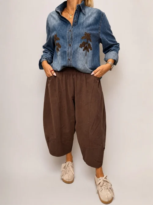 koszula jeansowa z aplikacją makówki koszula jeansowa z czekoladową aplikacją koszula damska jeansowa dekatyzowana koszula z naszytą aplikacją kwiatową koszula jeansowa z długim rękawem koszula damska w stylu kurtko koszuli koszula jeansowa z ozdobnym przeszyciem
