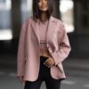 marynarka ME GUSTA jednorzędowa elegancka marynarka damska ME GUSTA marynarka damska oversize z klapami jednorzędowa marynarka damska z kieszeniami stylowa marynarka damska do codziennych stylizacji marynarka ME GUSTA rozmiar uniwersalny klasyczna marynarka damska z patkami