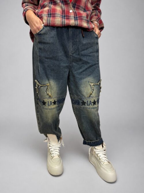 spodnie jeansowe STAR Denim z aplikacjami luźne spodnie jeansowe z gumką w pasie spodnie denim z gwiazdkami i przetarciami damskie spodnie jeansowe z dekoracyjną nogawką spodnie jeansowe z dekatyzowanym wykończeniem modne spodnie denim z nadrukiem na nogawce spodnie jeansowe o swobodnym fasonie spodnie STAR Denim Butik Madzia Fashion