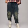 spodnie jeansowe STAR Denim z aplikacjami luźne spodnie jeansowe z gumką w pasie spodnie denim z gwiazdkami i przetarciami damskie spodnie jeansowe z dekoracyjną nogawką spodnie jeansowe z dekatyzowanym wykończeniem modne spodnie denim z nadrukiem na nogawce spodnie jeansowe o swobodnym fasonie spodnie STAR Denim Butik Madzia Fashion
