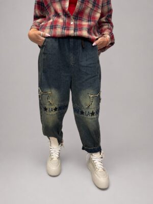 spodnie jeansowe STAR Denim z aplikacjami luźne spodnie jeansowe z gumką w pasie spodnie denim z gwiazdkami i przetarciami damskie spodnie jeansowe z dekoracyjną nogawką spodnie jeansowe z dekatyzowanym wykończeniem modne spodnie denim z nadrukiem na nogawce spodnie jeansowe o swobodnym fasonie spodnie STAR Denim Butik Madzia Fashion
