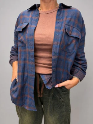 koszula DUO denim cynamon koszula w kratę denim z cynamonem damska koszula oversize z kieszeniami koszula z kontrastowym wykończeniem rękawów luźna koszula damska denim cynamon koszula damska z dużymi kieszeniami koszula DUO z podwijanym rękawem modna koszula damska na co dzień