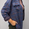 koszula DUO denim cynamon koszula w kratę denim z cynamonem damska koszula oversize z kieszeniami koszula z kontrastowym wykończeniem rękawów luźna koszula damska denim cynamon koszula damska z dużymi kieszeniami koszula DUO z podwijanym rękawem modna koszula damska na co dzień