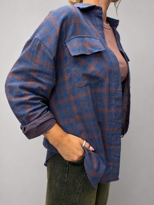 koszula DUO denim cynamon koszula w kratę denim z cynamonem damska koszula oversize z kieszeniami koszula z kontrastowym wykończeniem rękawów luźna koszula damska denim cynamon koszula damska z dużymi kieszeniami koszula DUO z podwijanym rękawem modna koszula damska na co dzień