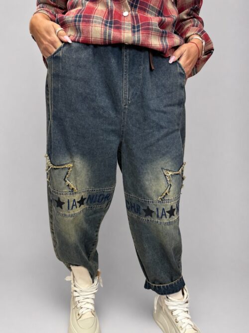 spodnie jeansowe STAR Denim z aplikacjami luźne spodnie jeansowe z gumką w pasie spodnie denim z gwiazdkami i przetarciami damskie spodnie jeansowe z dekoracyjną nogawką spodnie jeansowe z dekatyzowanym wykończeniem modne spodnie denim z nadrukiem na nogawce spodnie jeansowe o swobodnym fasonie spodnie STAR Denim Butik Madzia Fashion