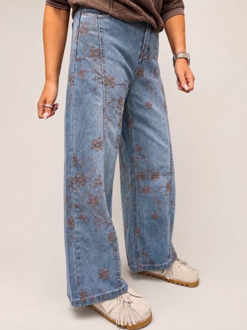jeansy szwedy z haftem mokka czekolada designerskie jeansy damskie z haftem szerokie jeansy szwedy z przecieraniem jeansy damskie z haftem i szeroką nogawką przecierane jeansy premium damskie jeansy szwedy mokka czekolada spodnie jeansowe damskie z haftem modne szerokie jeansy z haftem