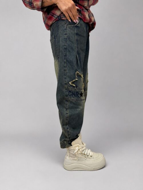 spodnie jeansowe STAR Denim z aplikacjami luźne spodnie jeansowe z gumką w pasie spodnie denim z gwiazdkami i przetarciami damskie spodnie jeansowe z dekoracyjną nogawką spodnie jeansowe z dekatyzowanym wykończeniem modne spodnie denim z nadrukiem na nogawce spodnie jeansowe o swobodnym fasonie spodnie STAR Denim Butik Madzia Fashion
