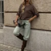 sweter XANA czekoladowy z ażurowym splotem czekoladowy sweter damski XANA ażurowy sweter damski polska produkcja sweter XANA rozmiar uniwersalny czekoladowy sweterek do jeansów sweter damski z podwijanym rękawem sweter z bawełną i wiskozą XANA jesienny sweter damski Butik Madzia Fashion