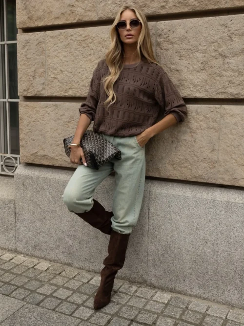 sweter XANA czekoladowy z ażurowym splotem czekoladowy sweter damski XANA ażurowy sweter damski polska produkcja sweter XANA rozmiar uniwersalny czekoladowy sweterek do jeansów sweter damski z podwijanym rękawem sweter z bawełną i wiskozą XANA jesienny sweter damski Butik Madzia Fashion