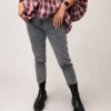 spodnie jeansowe Antracyt spodnie jeansowe antracytowe damskie dopasowane spodnie jeansowe z asymetrycznym przodem spodnie jeansowe w szarym odcieniu spodnie jeansowe damskie z modowym wykończeniem antracytowe jeansy damskie z wysokim stanem spodnie jeansowe do koszuli i botków spodnie jeansowe Butik Madzia Fashion