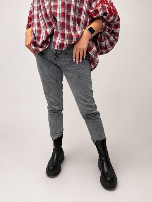 spodnie jeansowe Antracyt spodnie jeansowe antracytowe damskie dopasowane spodnie jeansowe z asymetrycznym przodem spodnie jeansowe w szarym odcieniu spodnie jeansowe damskie z modowym wykończeniem antracytowe jeansy damskie z wysokim stanem spodnie jeansowe do koszuli i botków spodnie jeansowe Butik Madzia Fashion