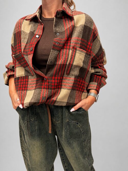 koszula na napy Short oversize koszula damska na napy w jesiennej kolorystyce koszula Short z troczkiem na dole koszula oversize mokka latte czekolada jesienna czerwień krótka koszula na napy z efektem bombki koszula damska z bawełną i akrylem koszula Short do jesiennych stylizacji koszula na napy Butik Madzia Fashion