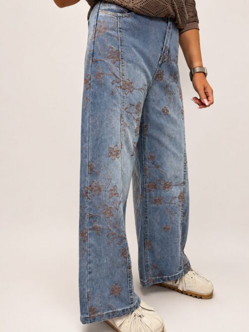 jeansy szwedy z haftem mokka czekolada designerskie jeansy damskie z haftem szerokie jeansy szwedy z przecieraniem jeansy damskie z haftem i szeroką nogawką przecierane jeansy premium damskie jeansy szwedy mokka czekolada spodnie jeansowe damskie z haftem modne szerokie jeansy z haftem