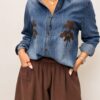 koszula jeansowa z aplikacją makówki koszula jeansowa z czekoladową aplikacją koszula damska jeansowa dekatyzowana koszula z naszytą aplikacją kwiatową koszula jeansowa z długim rękawem koszula damska w stylu kurtko koszuli koszula jeansowa z ozdobnym przeszyciem