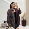 Kobieta w oversize’owej koszuli w paski – widok z przodu