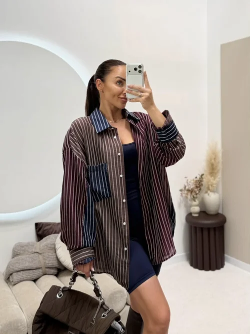 Kobieta w oversize’owej koszuli w paski – widok z przodu