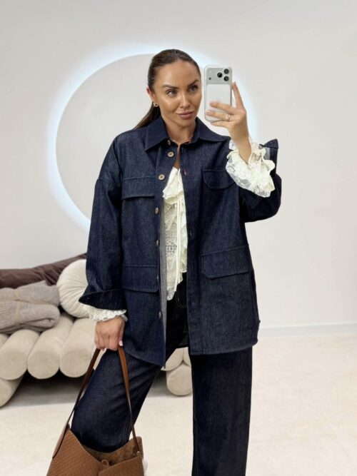 Kurtka jeansowa oversize indigo – widok z przodu, stylizacja total denim
