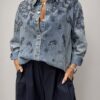 koszula jeansowa biżuteryjna koszula jeansowa ze srebrnymi napami koszula denim z biżuteryjnym zdobieniem jeansowa koszula damska z dekatyzacją koszula jeansowa do noszenia jako katanka koszula jeansowa z szytymi zdobieniami biżuteryjna koszula denim damska koszula jeansowa rozmiar uniwersalny