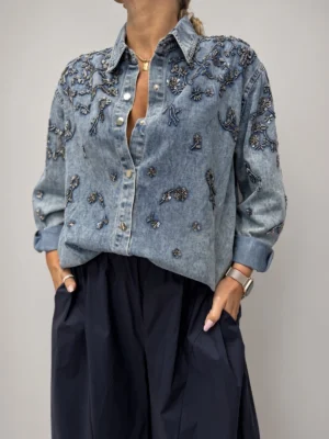 koszula jeansowa biżuteryjna koszula jeansowa ze srebrnymi napami koszula denim z biżuteryjnym zdobieniem jeansowa koszula damska z dekatyzacją koszula jeansowa do noszenia jako katanka koszula jeansowa z szytymi zdobieniami biżuteryjna koszula denim damska koszula jeansowa rozmiar uniwersalny