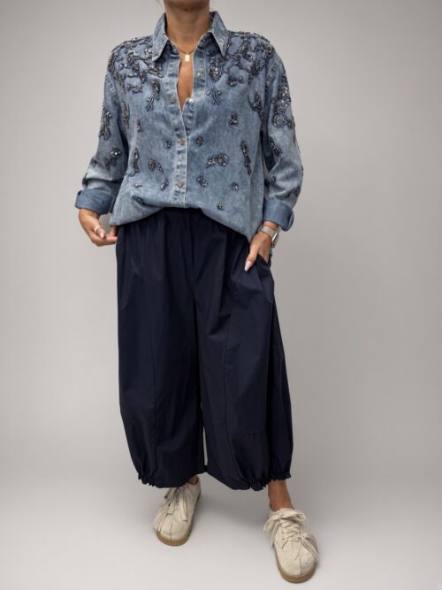 koszula jeansowa biżuteryjna koszula jeansowa ze srebrnymi napami koszula denim z biżuteryjnym zdobieniem jeansowa koszula damska z dekatyzacją koszula jeansowa do noszenia jako katanka koszula jeansowa z szytymi zdobieniami biżuteryjna koszula denim damska koszula jeansowa rozmiar uniwersalny