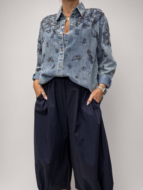 koszula jeansowa biżuteryjna koszula jeansowa ze srebrnymi napami koszula denim z biżuteryjnym zdobieniem jeansowa koszula damska z dekatyzacją koszula jeansowa do noszenia jako katanka koszula jeansowa z szytymi zdobieniami biżuteryjna koszula denim damska koszula jeansowa rozmiar uniwersalny