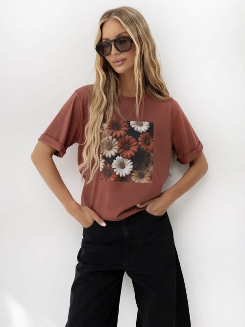 T-shirt BOCCA Gerberki z kwiatową aplikacją T-shirt damski BOCCA z gerberkami luźny T-shirt BOCCA rozmiar uniwersalny T-shirt damski z nadrukiem kwiatowym T-shirt BOCCA polska produkcja biały T-shirt BOCCA Gerberki czekoladowy T-shirt BOCCA Gerberki cynamonowy T-shirt BOCCA z gerberkami