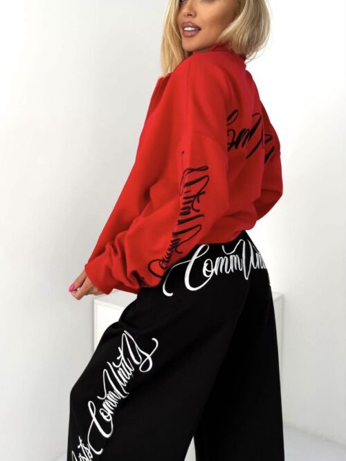 komplet dresowy damski z napisami czerwono czarny komplet dresowy damski czerwona bluza z ozdobnym napisem czarne spodnie dresowe z białym napisem komplet sportowy damski z bawełną wygodny komplet dresowy na co dzień damski komplet bluza i spodnie modny komplet dresowy z napisami
