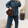 komplet jeansowy z wiązaniem damski komplet jeansowy koszula i spodnie koszula jeansowa z wiązaniem pod szyją spodnie jeansowe o balonowym kroju jeansowy total look damski komplet denimowy damski luźna koszula jeansowa z kokardą spodnie jeansowe szeroka nogawka