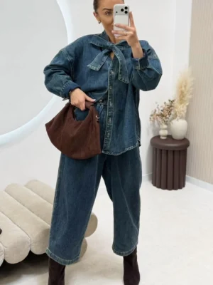 komplet jeansowy z wiązaniem damski komplet jeansowy koszula i spodnie koszula jeansowa z wiązaniem pod szyją spodnie jeansowe o balonowym kroju jeansowy total look damski komplet denimowy damski luźna koszula jeansowa z kokardą spodnie jeansowe szeroka nogawka