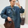 komplet jeansowy z wiązaniem damski komplet jeansowy koszula i spodnie koszula jeansowa z wiązaniem pod szyją spodnie jeansowe o balonowym kroju jeansowy total look damski komplet denimowy damski luźna koszula jeansowa z kokardą spodnie jeansowe szeroka nogawka