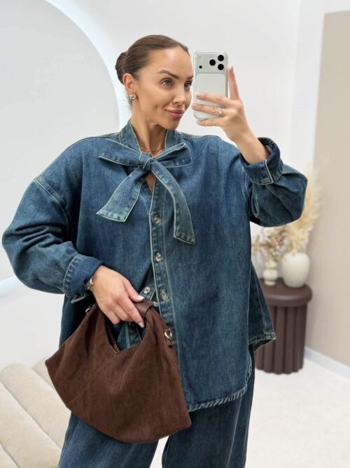 komplet jeansowy z wiązaniem damski komplet jeansowy koszula i spodnie koszula jeansowa z wiązaniem pod szyją spodnie jeansowe o balonowym kroju jeansowy total look damski komplet denimowy damski luźna koszula jeansowa z kokardą spodnie jeansowe szeroka nogawka