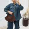 komplet jeansowy z wiązaniem damski komplet jeansowy koszula i spodnie koszula jeansowa z wiązaniem pod szyją spodnie jeansowe o balonowym kroju jeansowy total look damski komplet denimowy damski luźna koszula jeansowa z kokardą spodnie jeansowe szeroka nogawka