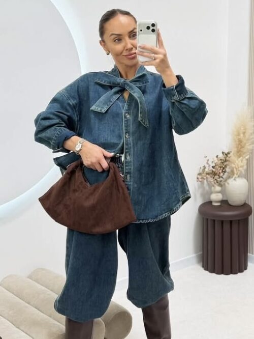 komplet jeansowy z wiązaniem damski komplet jeansowy koszula i spodnie koszula jeansowa z wiązaniem pod szyją spodnie jeansowe o balonowym kroju jeansowy total look damski komplet denimowy damski luźna koszula jeansowa z kokardą spodnie jeansowe szeroka nogawka