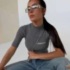 Top LAMANUEL COZY czarny prążkowany z krótkim rękawem