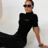 Top LAMANUEL COZY czarny prążkowany z krótkim rękawem