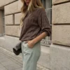sweter XANA czekoladowy z ażurowym splotem czekoladowy sweter damski XANA ażurowy sweter damski polska produkcja sweter XANA rozmiar uniwersalny czekoladowy sweterek do jeansów sweter damski z podwijanym rękawem sweter z bawełną i wiskozą XANA jesienny sweter damski Butik Madzia Fashion