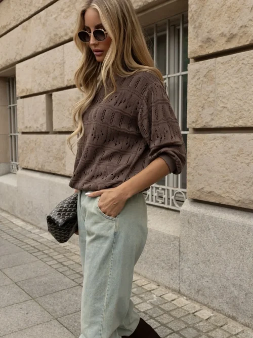 sweter XANA czekoladowy z ażurowym splotem czekoladowy sweter damski XANA ażurowy sweter damski polska produkcja sweter XANA rozmiar uniwersalny czekoladowy sweterek do jeansów sweter damski z podwijanym rękawem sweter z bawełną i wiskozą XANA jesienny sweter damski Butik Madzia Fashion