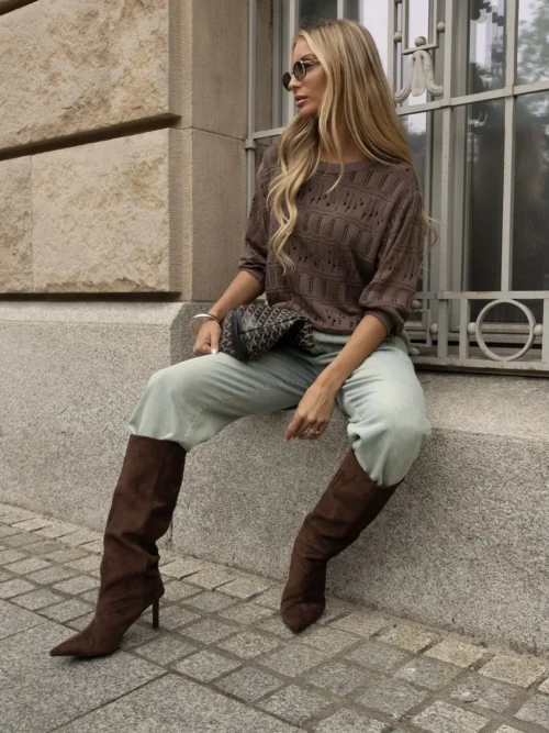 sweter XANA czekoladowy z ażurowym splotem czekoladowy sweter damski XANA ażurowy sweter damski polska produkcja sweter XANA rozmiar uniwersalny czekoladowy sweterek do jeansów sweter damski z podwijanym rękawem sweter z bawełną i wiskozą XANA jesienny sweter damski Butik Madzia Fashion