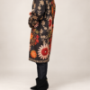 - Płaszcz kimono w kwiaty damski - Długi płaszcz kimono w kwiatowy wzór - Płaszcz kimono z podszewką w paski - Damski płaszcz kwiatowy rozmiar uniwersalny - Płaszcz kimono damski stylizacja - Długi płaszcz w kwiaty Butik Madzia Fashion - Płaszcz kimono z podwiniętym rękawem