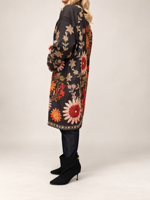 - Płaszcz kimono w kwiaty damski - Długi płaszcz kimono w kwiatowy wzór - Płaszcz kimono z podszewką w paski - Damski płaszcz kwiatowy rozmiar uniwersalny - Płaszcz kimono damski stylizacja - Długi płaszcz w kwiaty Butik Madzia Fashion - Płaszcz kimono z podwiniętym rękawem