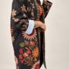 - Płaszcz kimono w kwiaty damski - Długi płaszcz kimono w kwiatowy wzór - Płaszcz kimono z podszewką w paski - Damski płaszcz kwiatowy rozmiar uniwersalny - Płaszcz kimono damski stylizacja - Długi płaszcz w kwiaty Butik Madzia Fashion - Płaszcz kimono z podwiniętym rękawem
