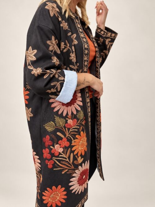 - Płaszcz kimono w kwiaty damski - Długi płaszcz kimono w kwiatowy wzór - Płaszcz kimono z podszewką w paski - Damski płaszcz kwiatowy rozmiar uniwersalny - Płaszcz kimono damski stylizacja - Długi płaszcz w kwiaty Butik Madzia Fashion - Płaszcz kimono z podwiniętym rękawem