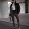 legginsy z wysokim stanem i stopką damskie legginsy ze stopką legginsy modelujące sylwetkę elastyczne legginsy damskie Made in Poland legginsy do marynarki i mokasynów gładkie legginsy damskie z wysokim stanem legginsy damskie do codziennych stylizacji wygodne legginsy z dopasowanym krojem