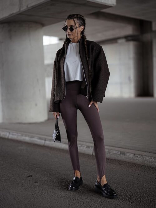 legginsy z wysokim stanem i stopką damskie legginsy ze stopką legginsy modelujące sylwetkę elastyczne legginsy damskie Made in Poland legginsy do marynarki i mokasynów gładkie legginsy damskie z wysokim stanem legginsy damskie do codziennych stylizacji wygodne legginsy z dopasowanym krojem
