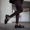 legginsy z wysokim stanem i stopką damskie legginsy ze stopką legginsy modelujące sylwetkę elastyczne legginsy damskie Made in Poland legginsy do marynarki i mokasynów gładkie legginsy damskie z wysokim stanem legginsy damskie do codziennych stylizacji wygodne legginsy z dopasowanym krojem
