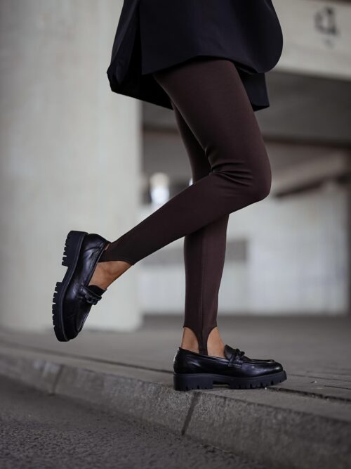 legginsy z wysokim stanem i stopką damskie legginsy ze stopką legginsy modelujące sylwetkę elastyczne legginsy damskie Made in Poland legginsy do marynarki i mokasynów gładkie legginsy damskie z wysokim stanem legginsy damskie do codziennych stylizacji wygodne legginsy z dopasowanym krojem