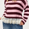 Sweterek damski w paski z koronką Sweter z koronkowym wykończeniem damski Sweterek w paski rozmiar uniwersalny Damski sweter z koronką i wycięciami Sweterek z koronką Butik Madzia Fashion
