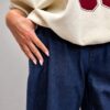 21FFABC3-63E0-41F8-879E-A7AA7D10AF5A bluza z dekoltem V damska bluza spodnie BURRO denim z podszyciem duo spodnie jeansowe BURRO z kratką spodnie denim z wywijaną nogawką spodnie BURRO wysoki stan luźne spodnie jeansowe damskie spodnie denim z podszyciem w kratkę spodnie BURRO Butik Madzia Fashion damskie spodnie jeansowe z wysokim stanemdamska z aplikacją bawełniana bluza z dekoltem V luźna bluza damska z aplikacją bluza z bawełny pętelkowej bluza oversize z dekoltem V modna bluza damska na co dzień bluza damska Butik Madzia Fashion