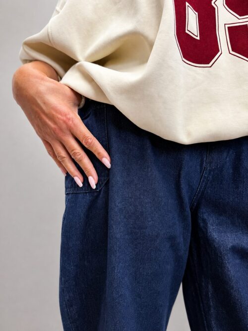 21FFABC3-63E0-41F8-879E-A7AA7D10AF5A bluza z dekoltem V damska bluza spodnie BURRO denim z podszyciem duo spodnie jeansowe BURRO z kratką spodnie denim z wywijaną nogawką spodnie BURRO wysoki stan luźne spodnie jeansowe damskie spodnie denim z podszyciem w kratkę spodnie BURRO Butik Madzia Fashion damskie spodnie jeansowe z wysokim stanemdamska z aplikacją bawełniana bluza z dekoltem V luźna bluza damska z aplikacją bluza z bawełny pętelkowej bluza oversize z dekoltem V modna bluza damska na co dzień bluza damska Butik Madzia Fashion