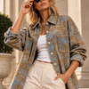 koszula jeansowa damska z florystycznymi zdobieniami koszula jeansowa z haftem i połyskującymi detalami damska koszula denim z ozdobnymi guzikami koszula jeansowa z dekoracyjnym wzorem kwiatowym jeansowa koszula damska z kieszeniami zdobiona koszula jeansowa damska detal koszula denim z biżuteryjnymi zdobieniami ozdobna koszula jeansowa Butik Madzia Fashion